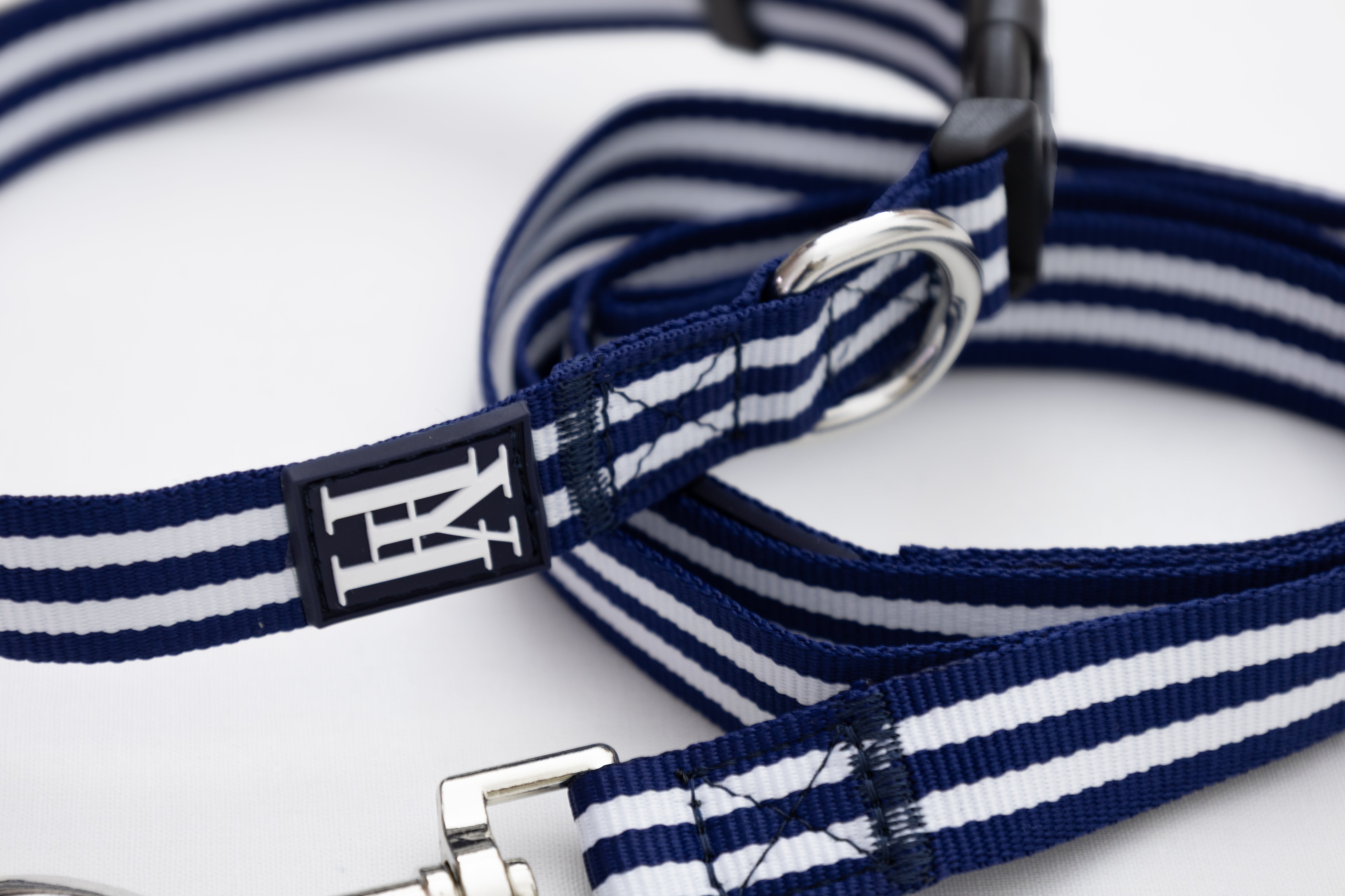 Collier et laisse marine et blanc