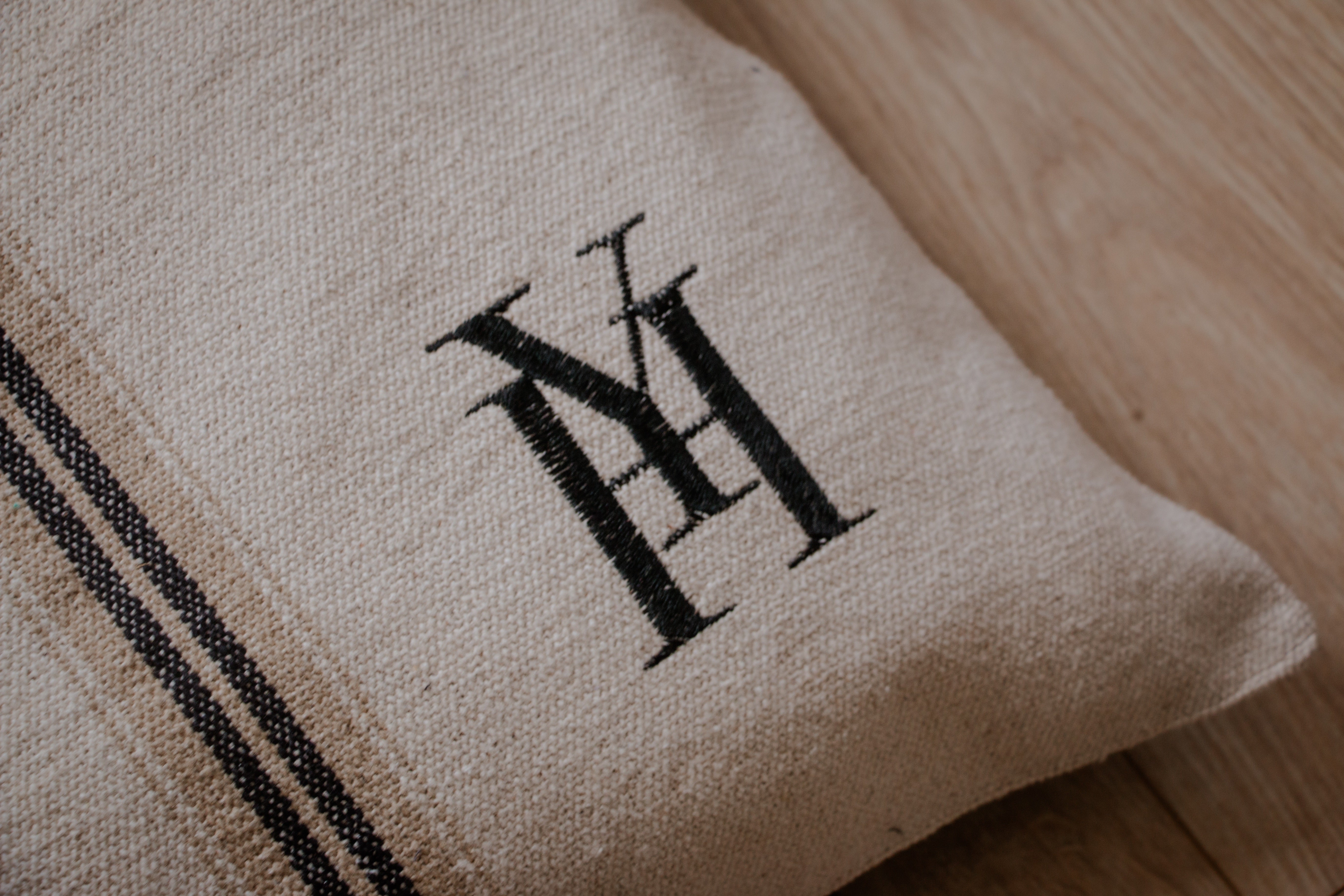 Coussin rayé beige