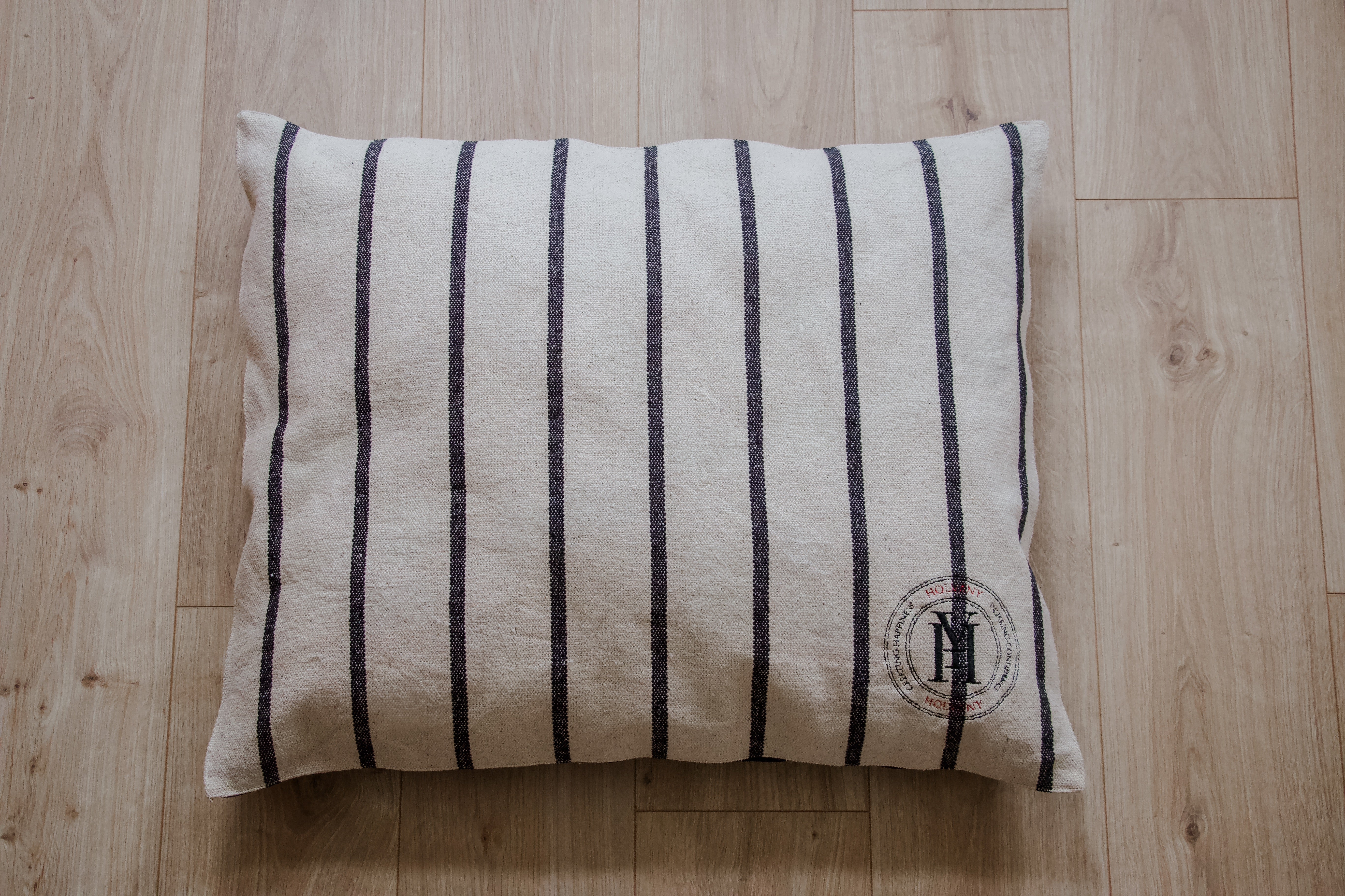 Coussin rayé noir