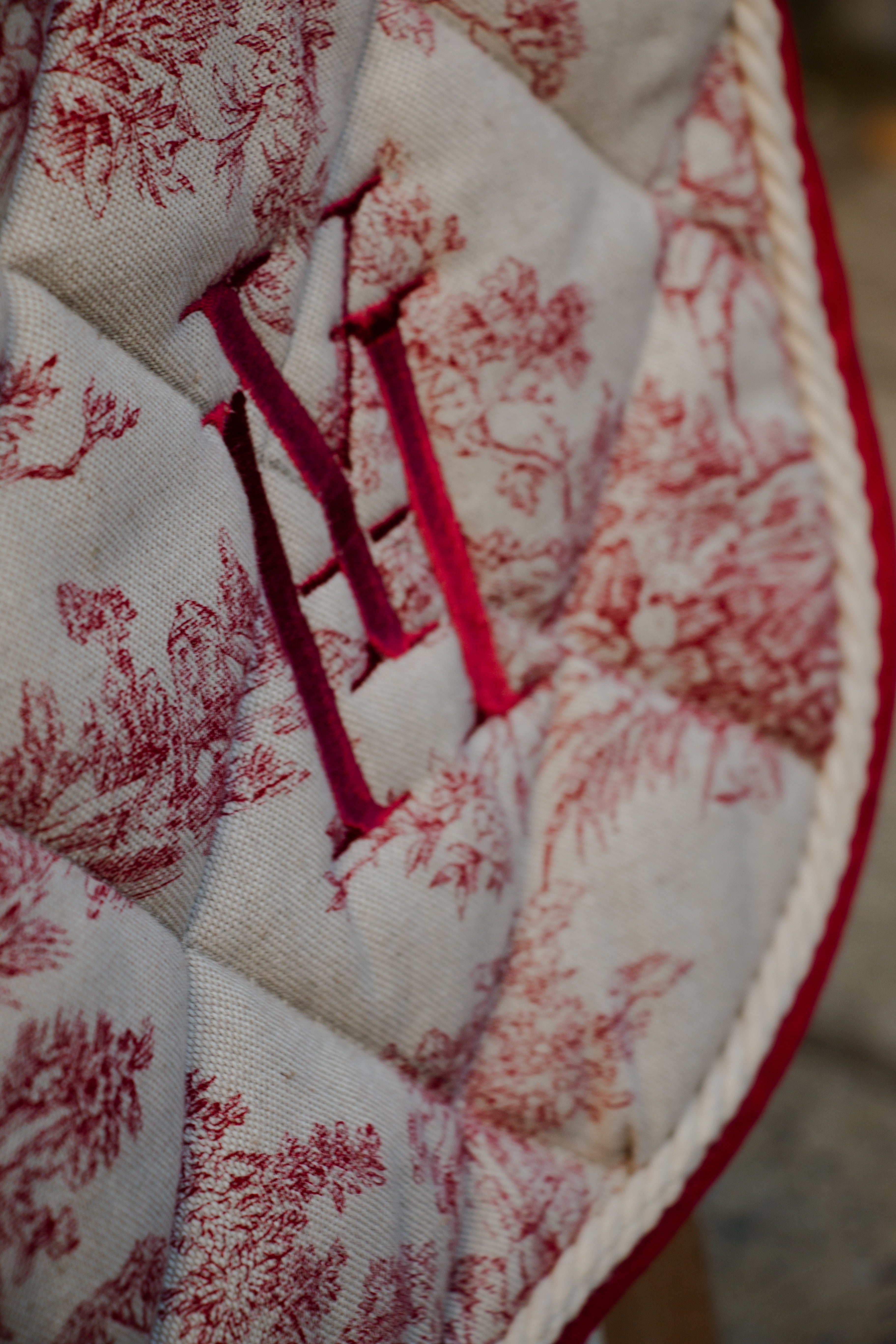 Tapis jouy rouge dressage