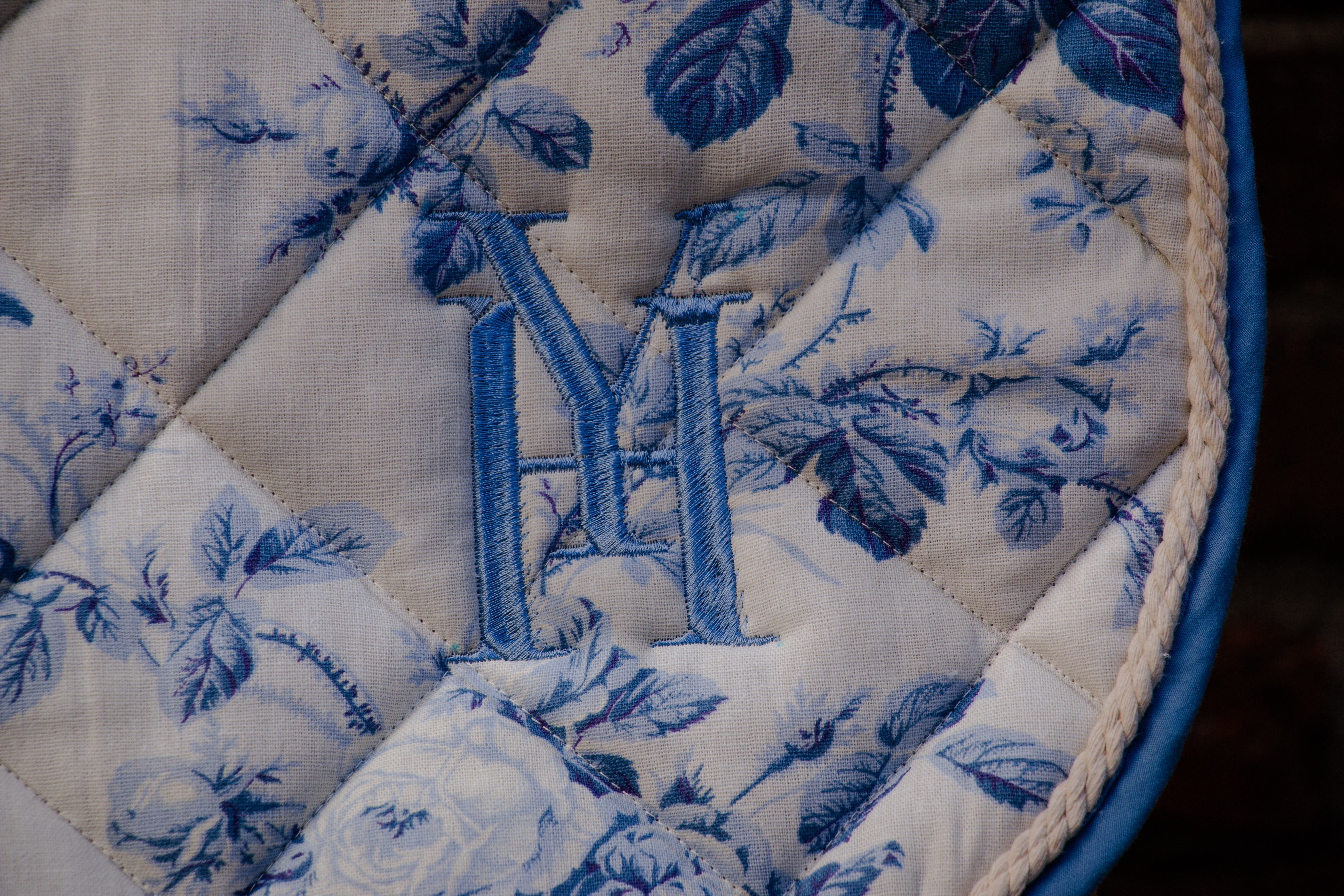 Tapis fleurs bleue dressage