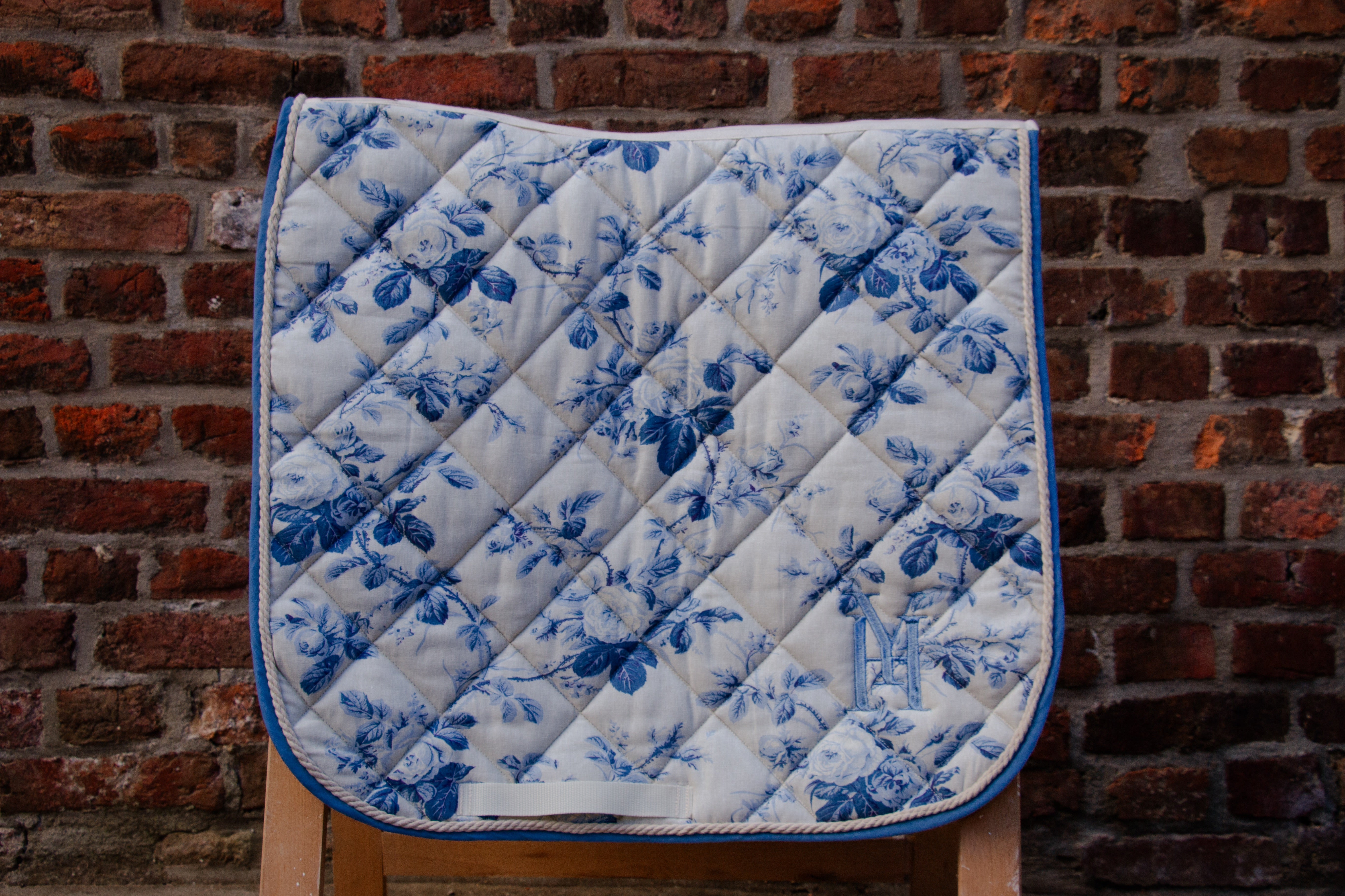 Tapis fleurs bleue dressage