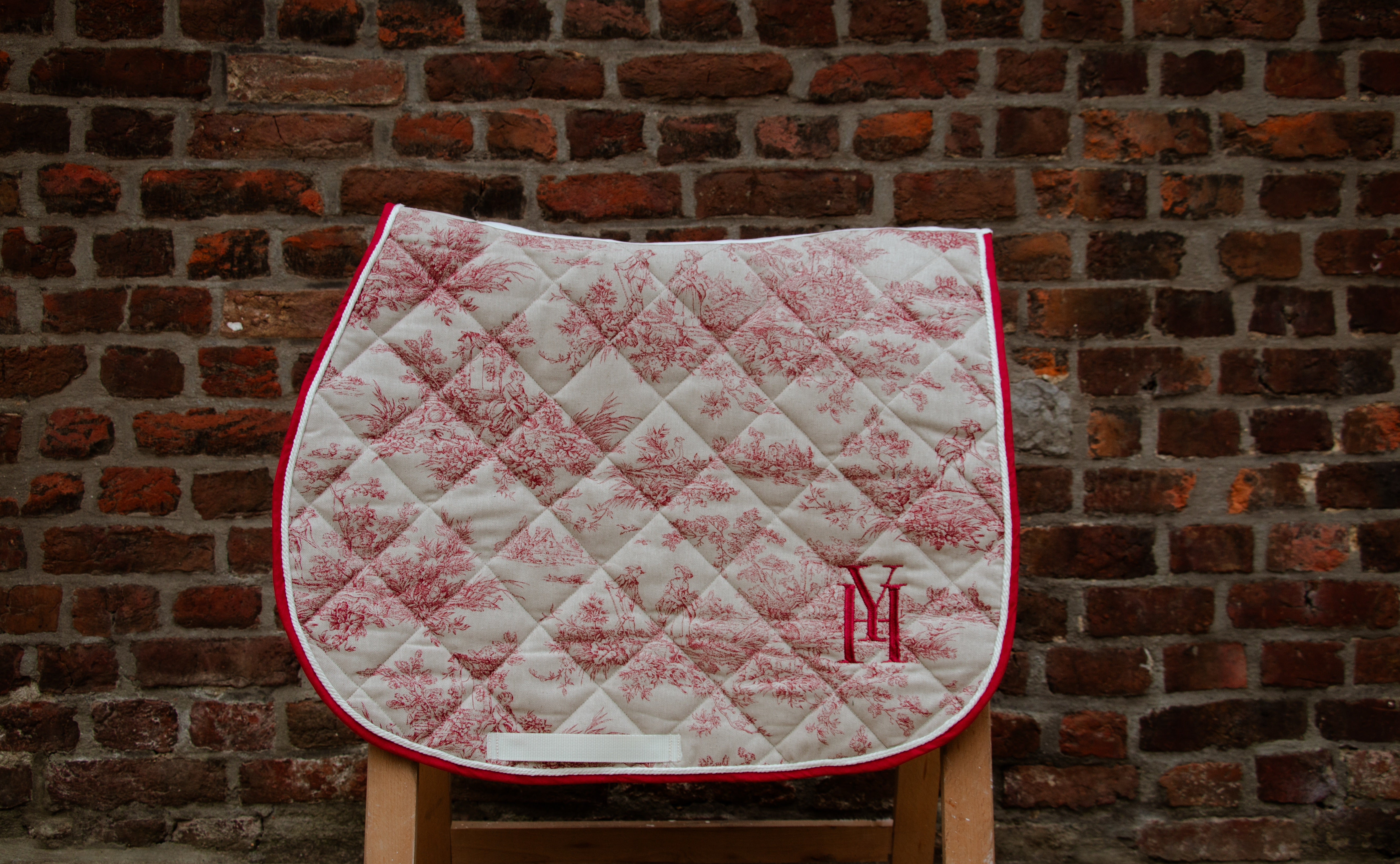 Tapis jouy rouge jumping