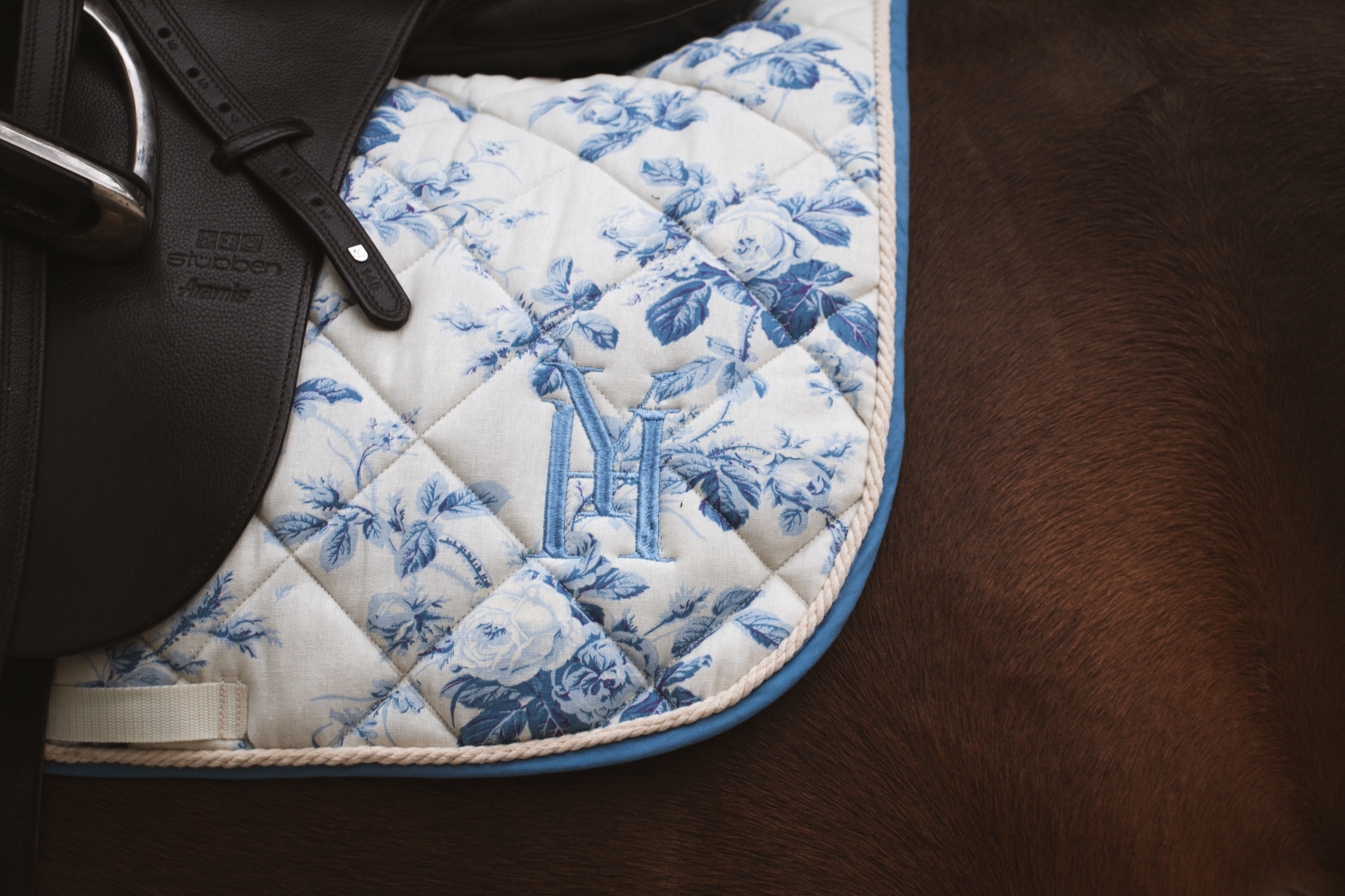 Tapis fleurs bleue dressage