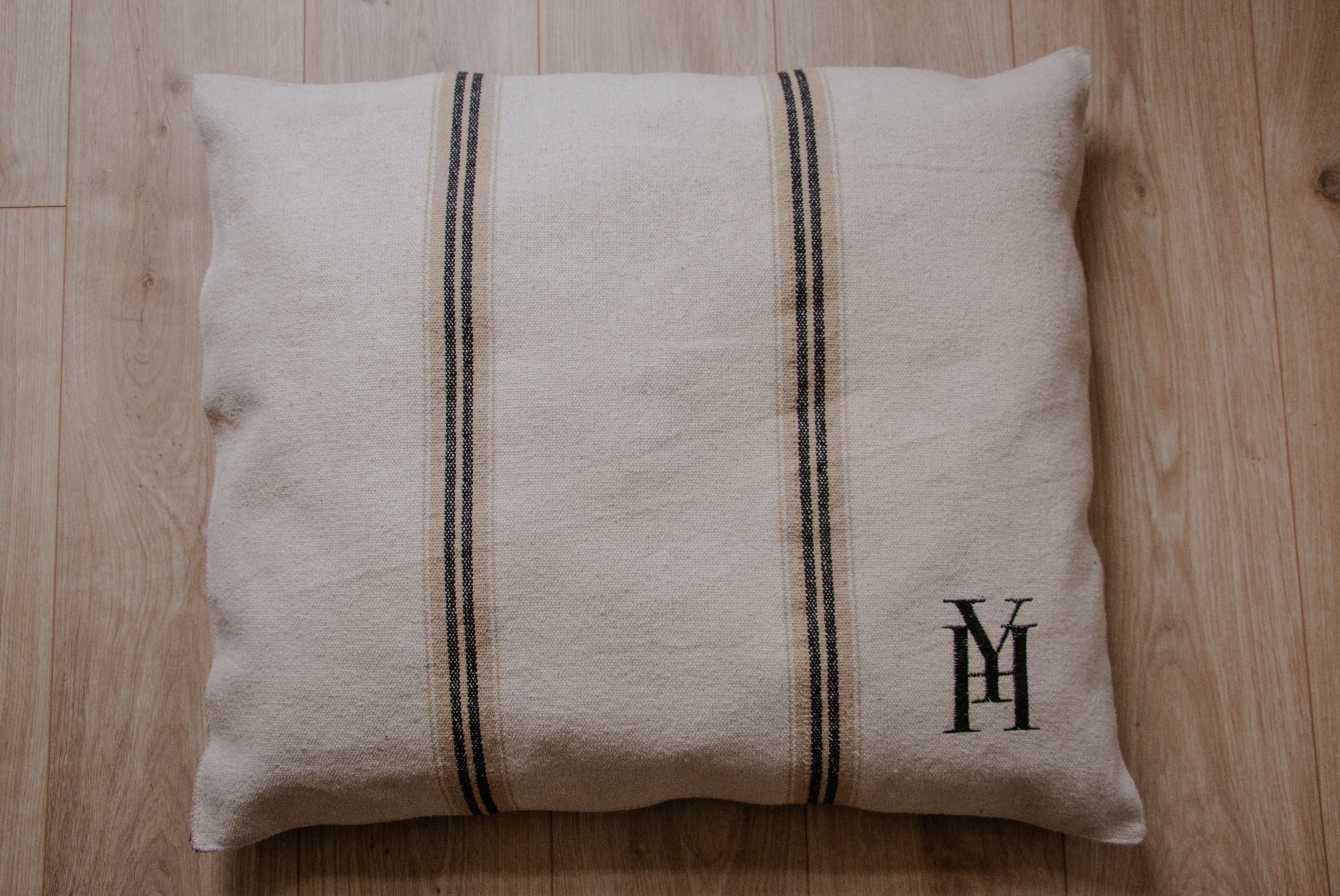 Coussin rayé beige