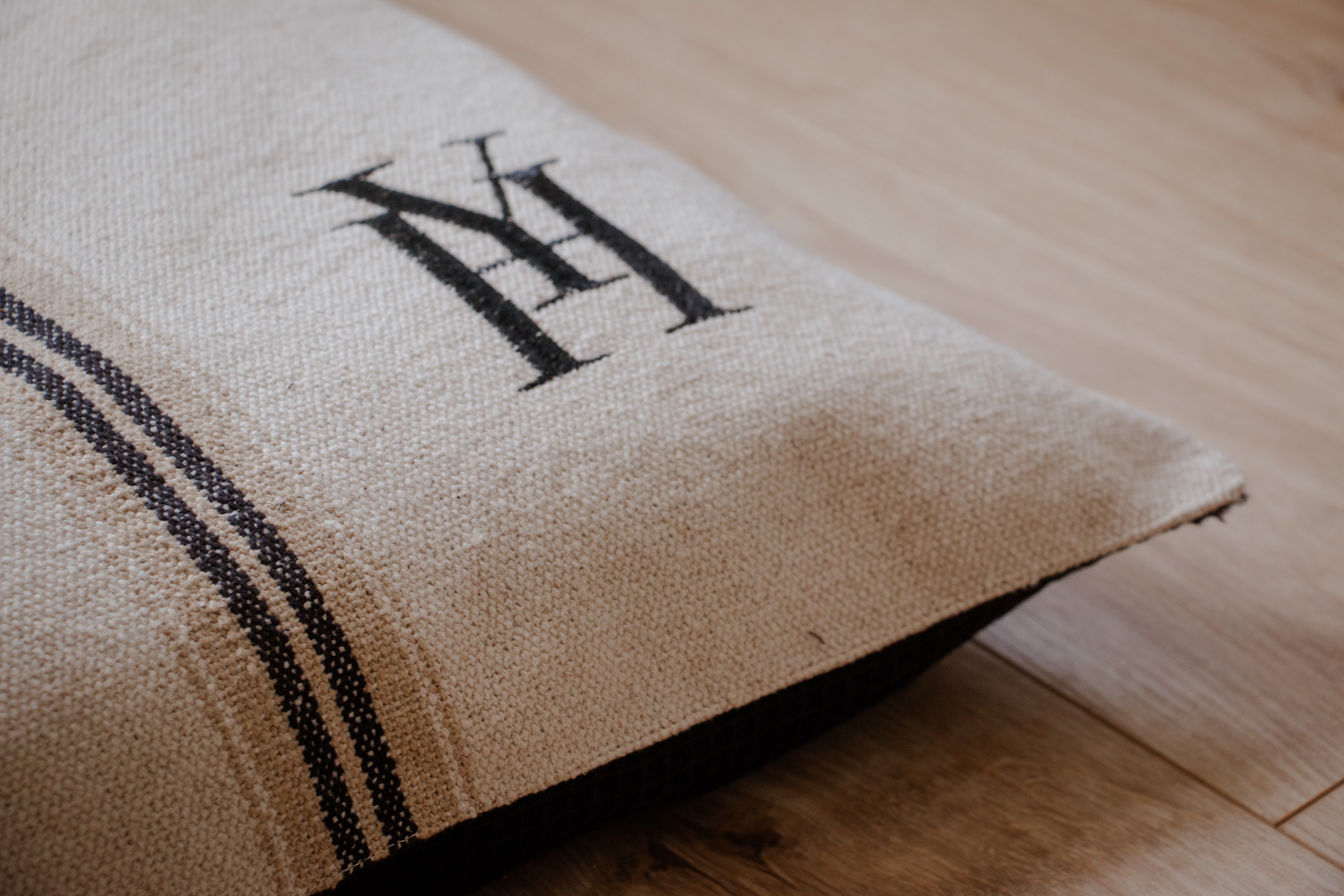 Coussin rayé beige