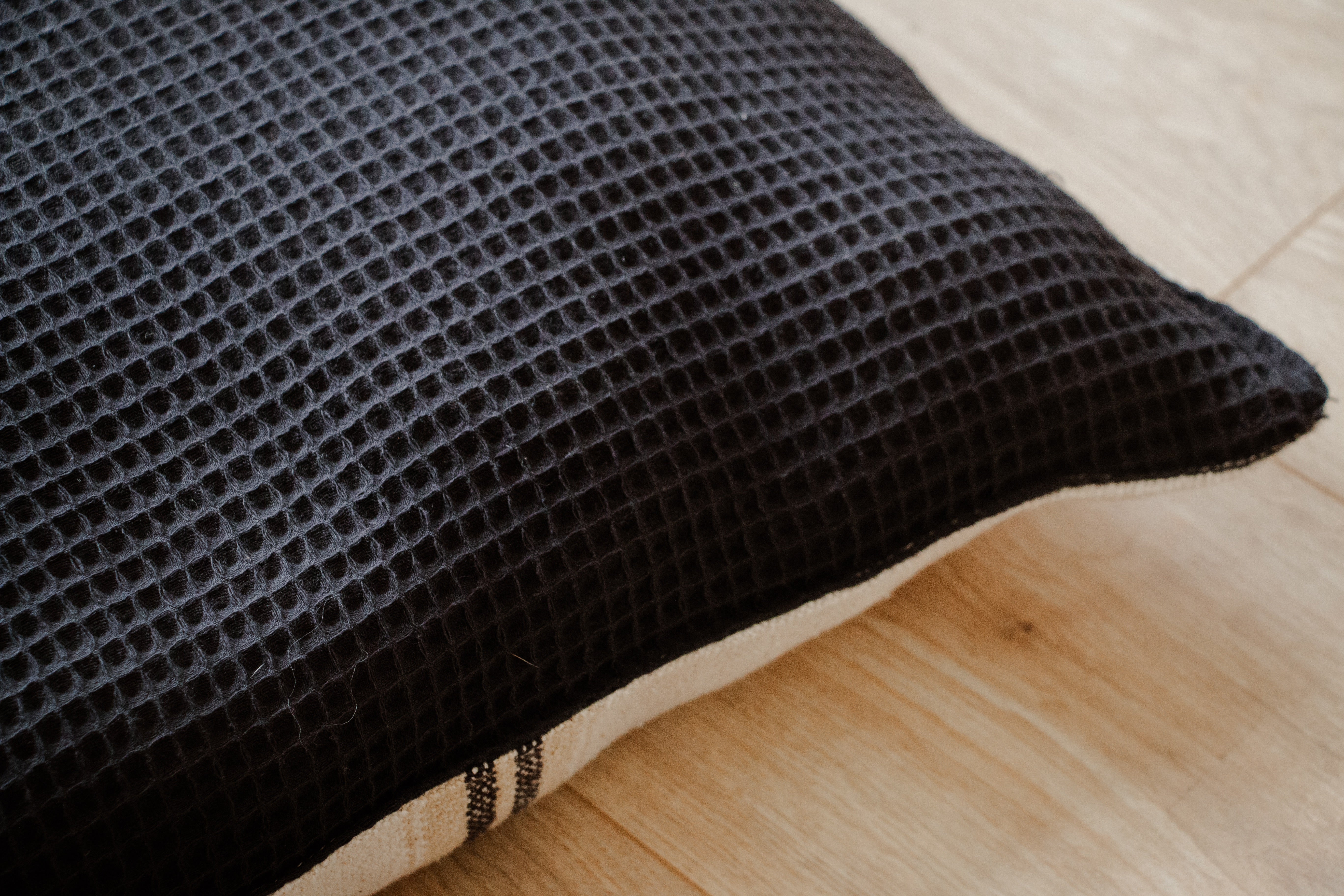 Coussin rayé beige