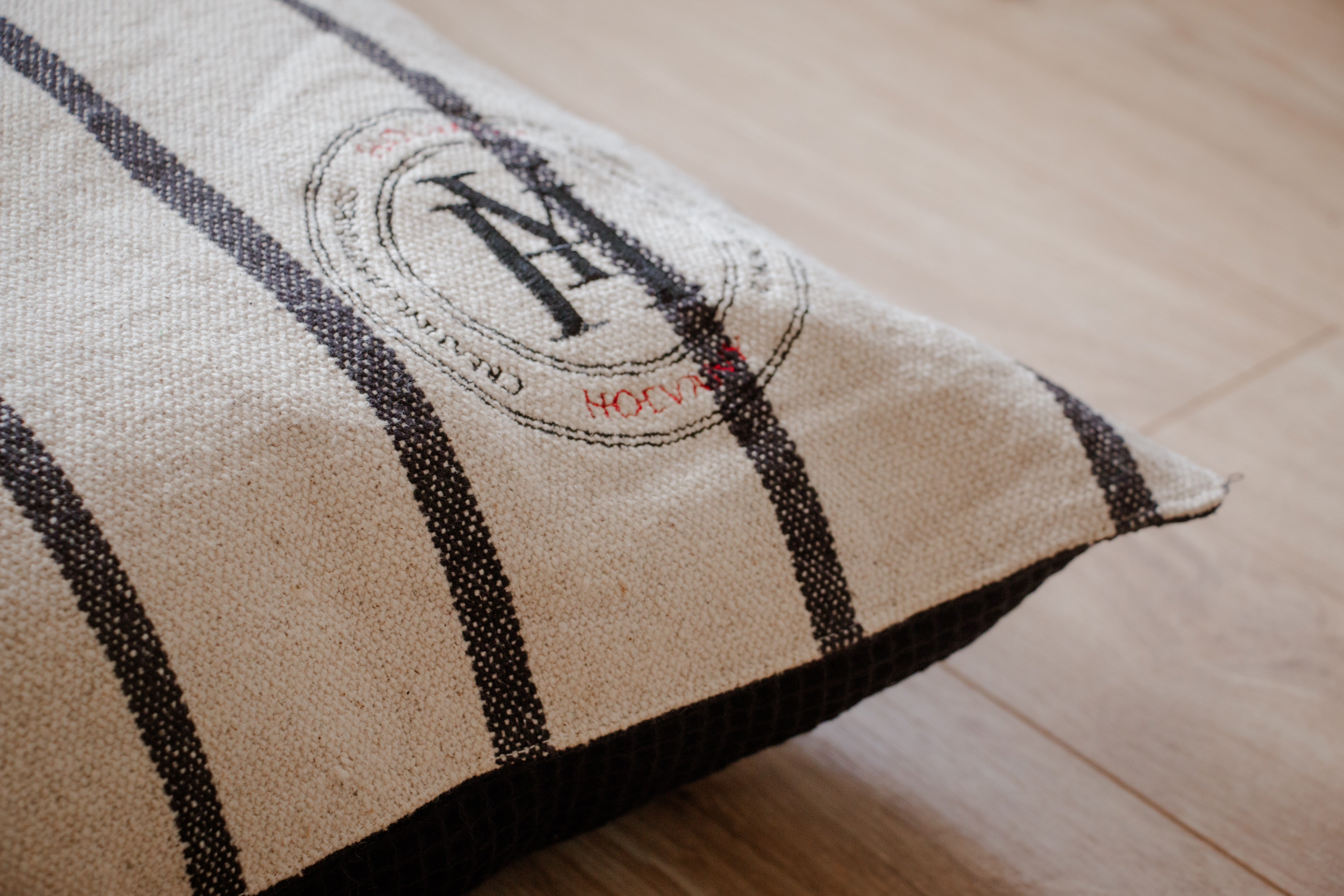 Coussin rayé noir