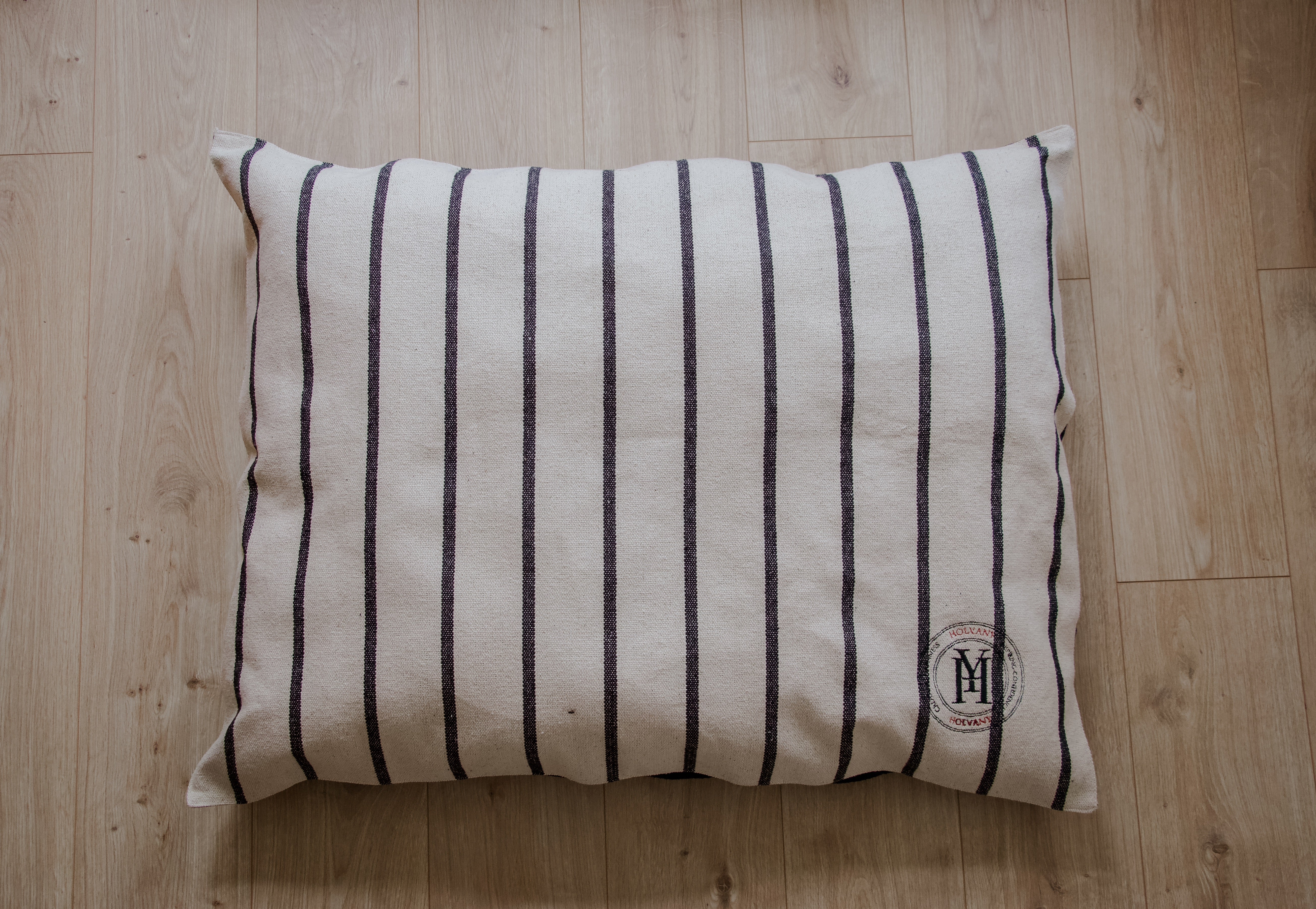 Coussin rayé noir