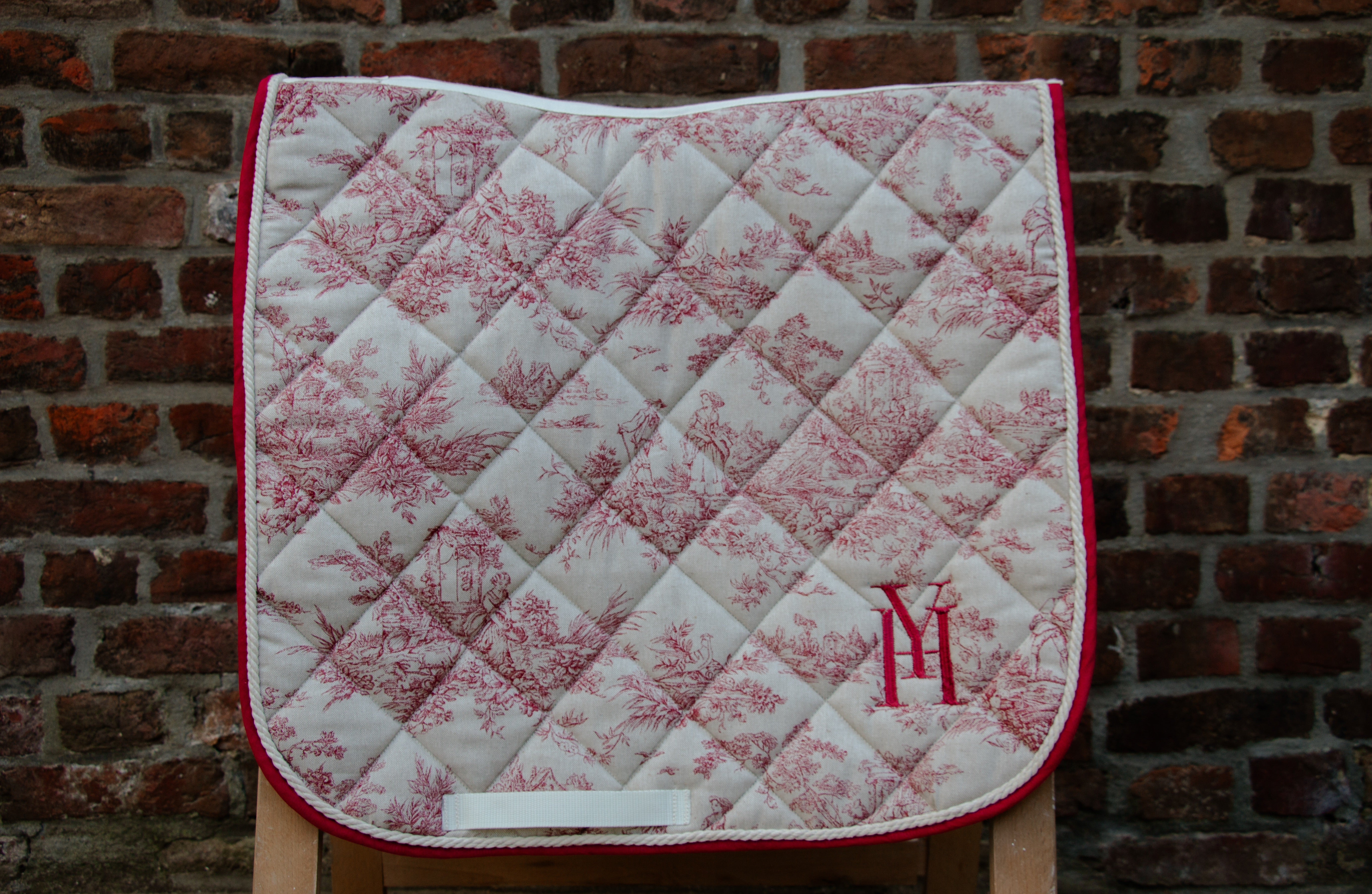 Tapis jouy rouge dressage