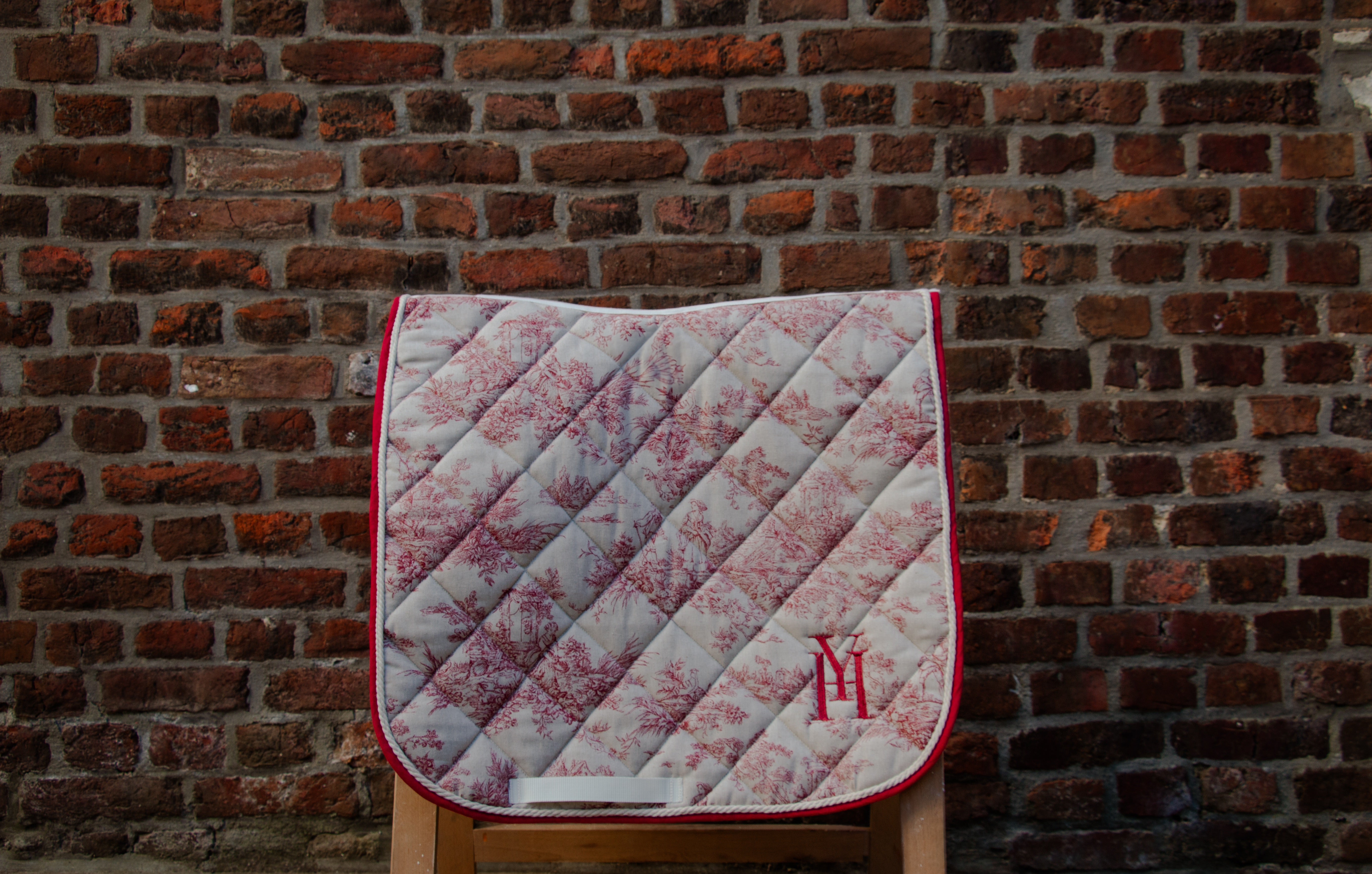 Tapis jouy rouge dressage