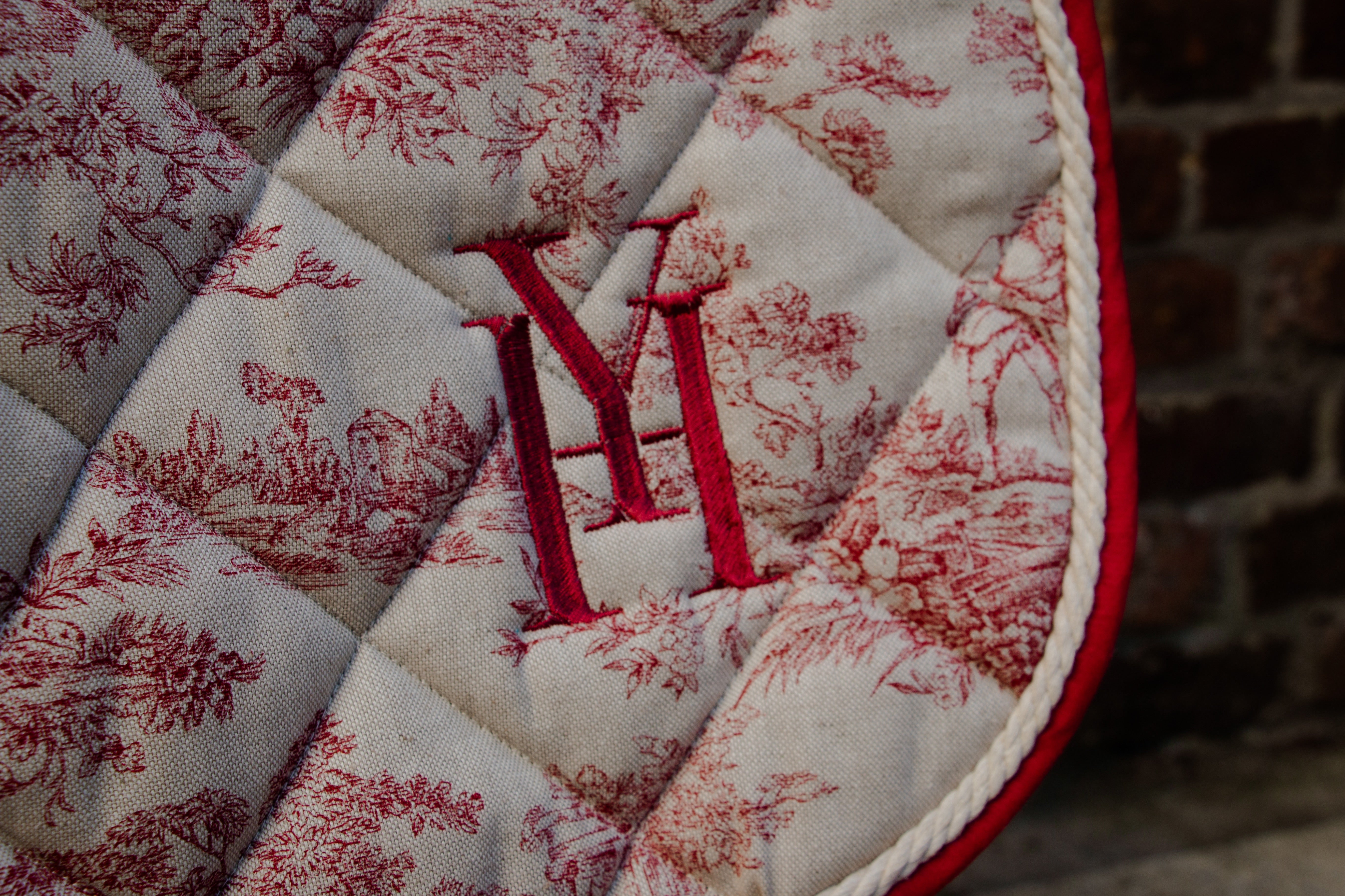 Tapis jouy rouge dressage