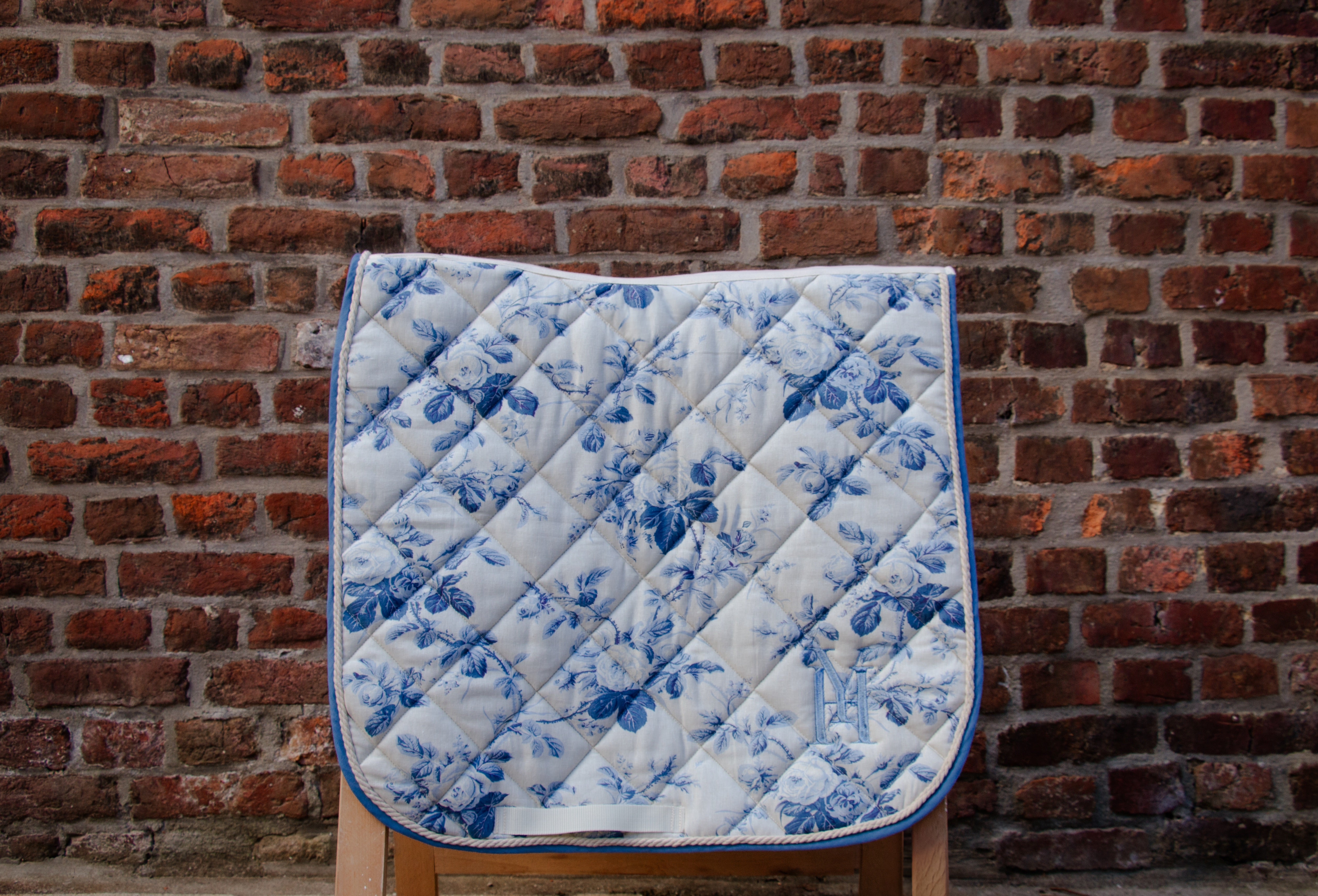 Tapis fleurs bleue dressage