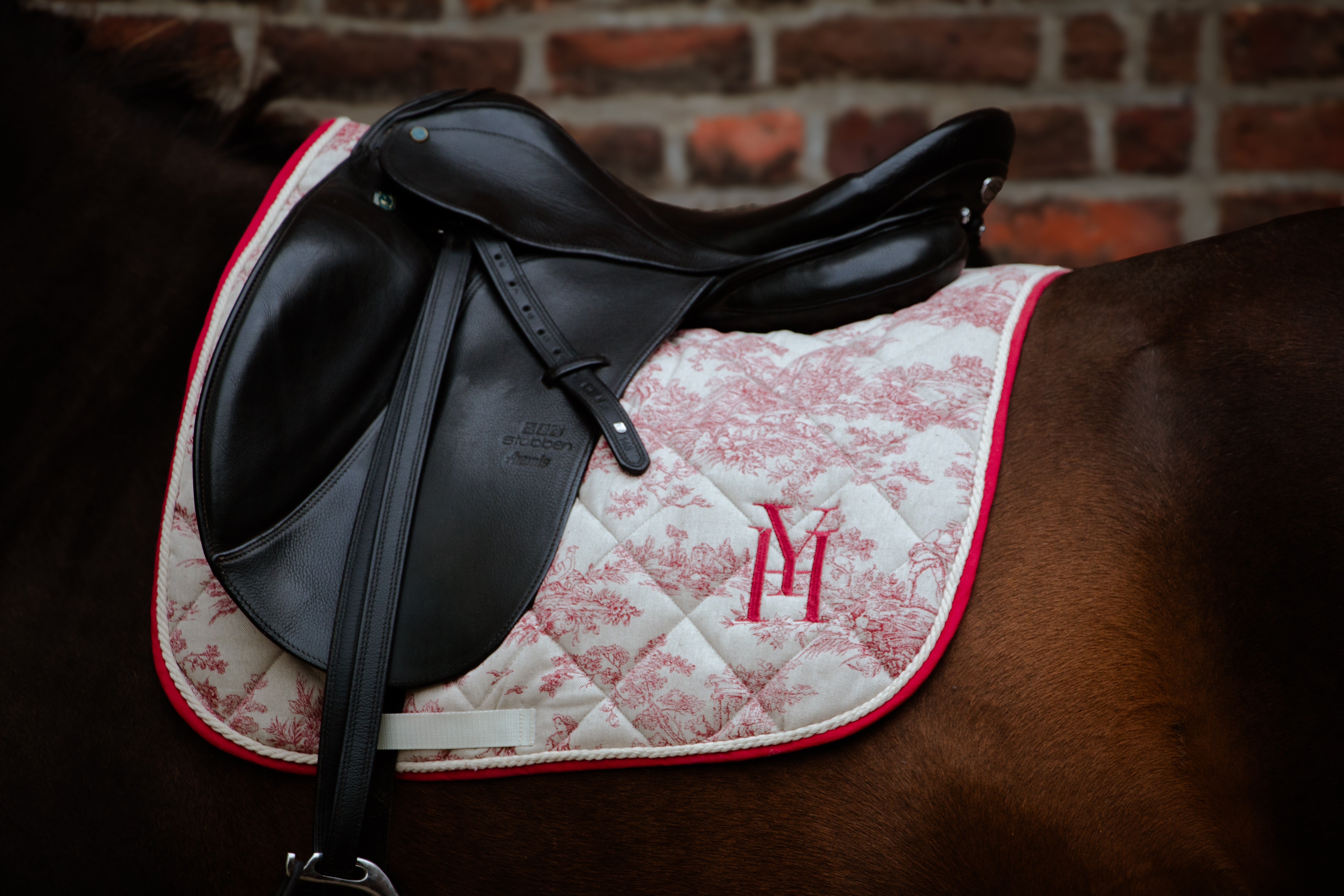 Tapis jouy rouge dressage