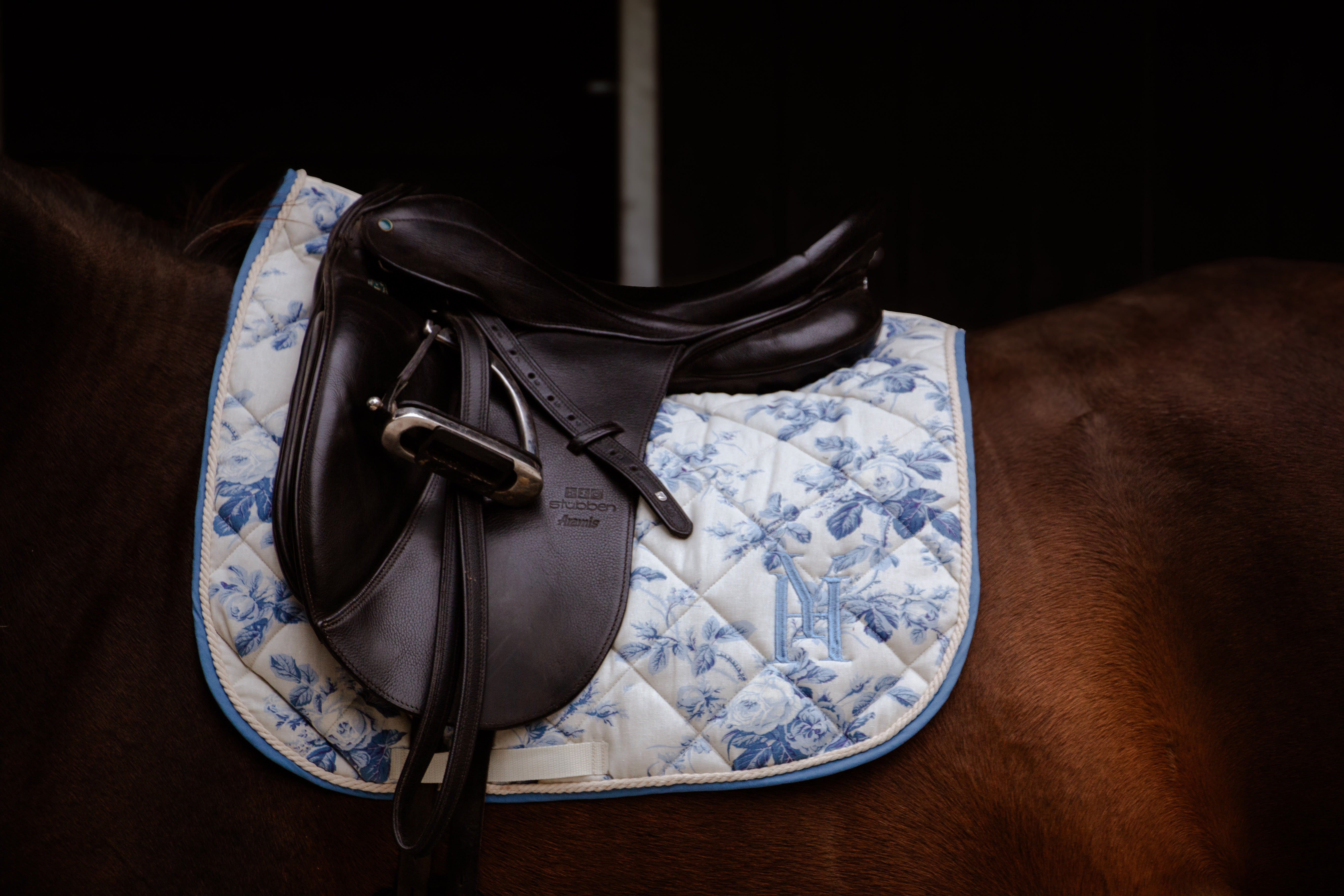 Tapis fleurs bleue dressage