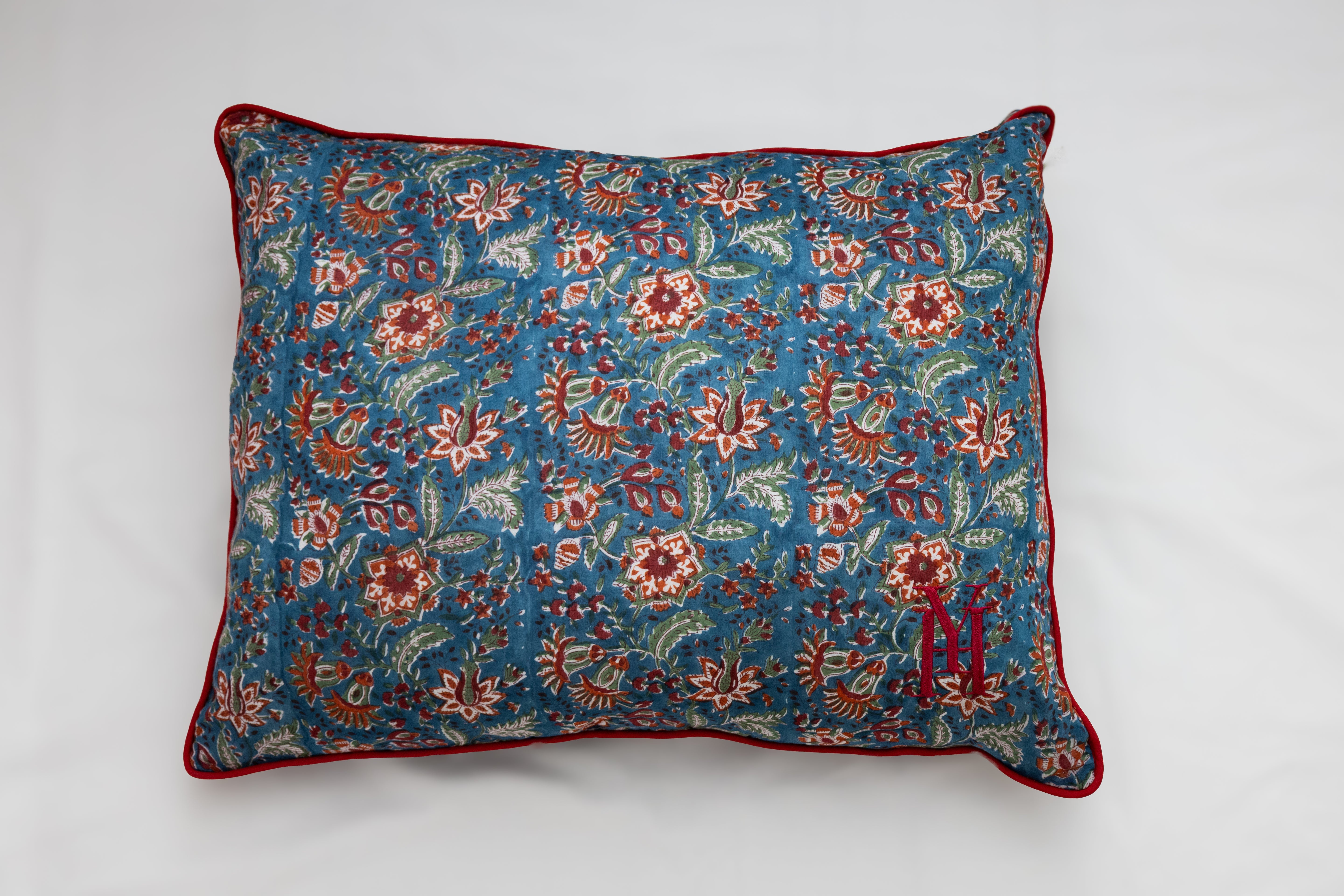 Coussin rouge et bleu 6