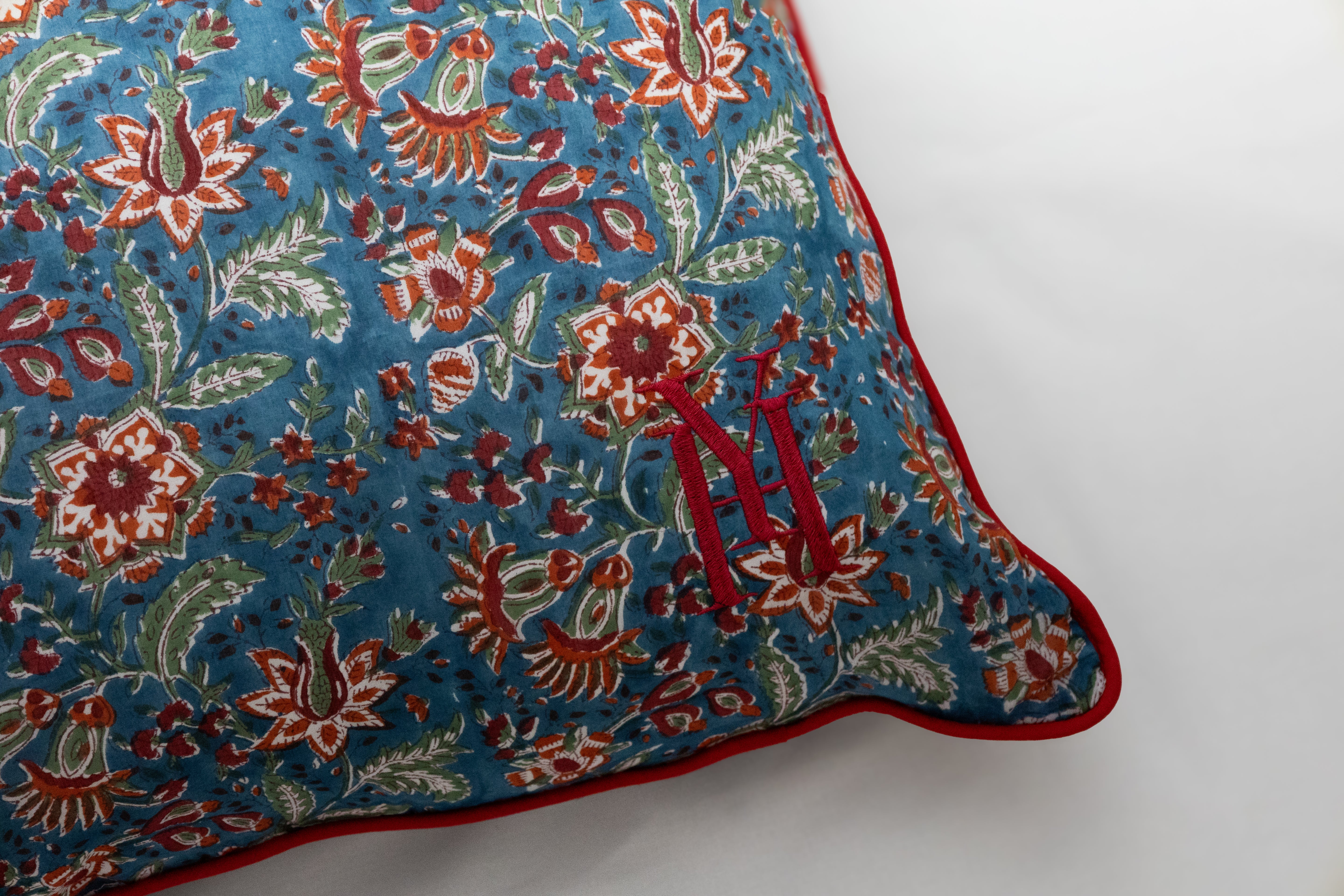 Coussin rouge et bleu 6