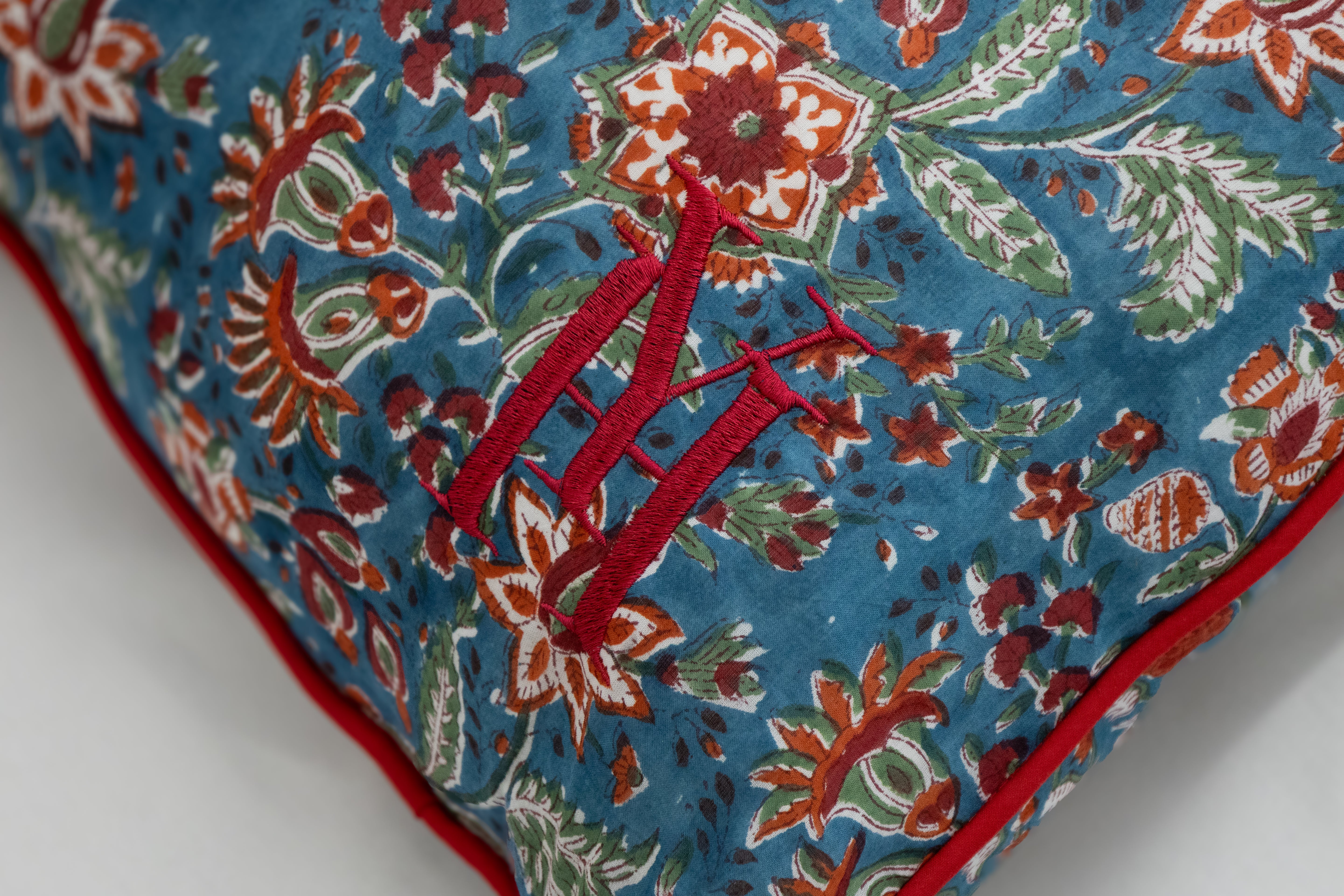 Coussin rouge et bleu 6