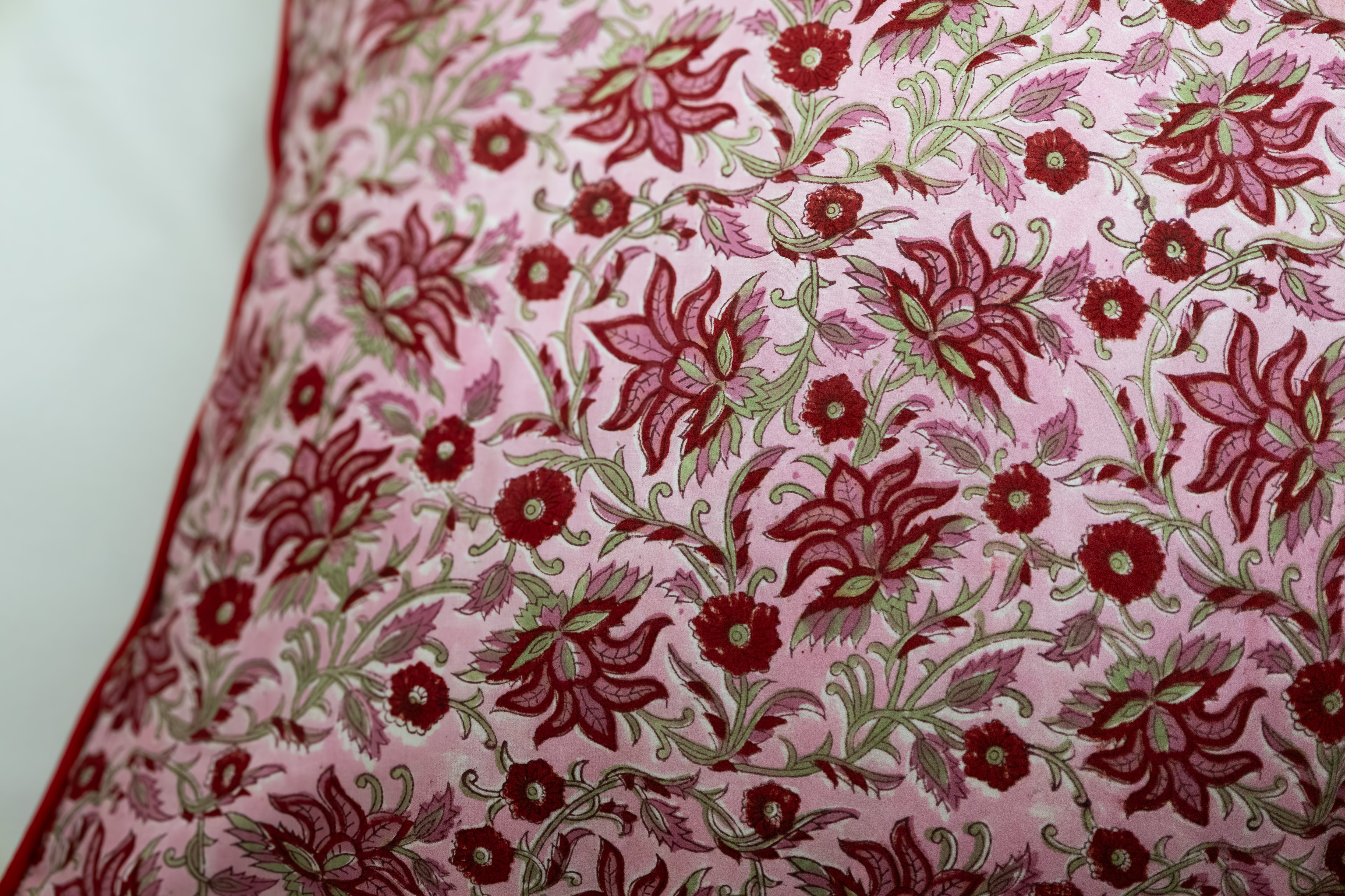 Coussin fleurs rose et rouge 1