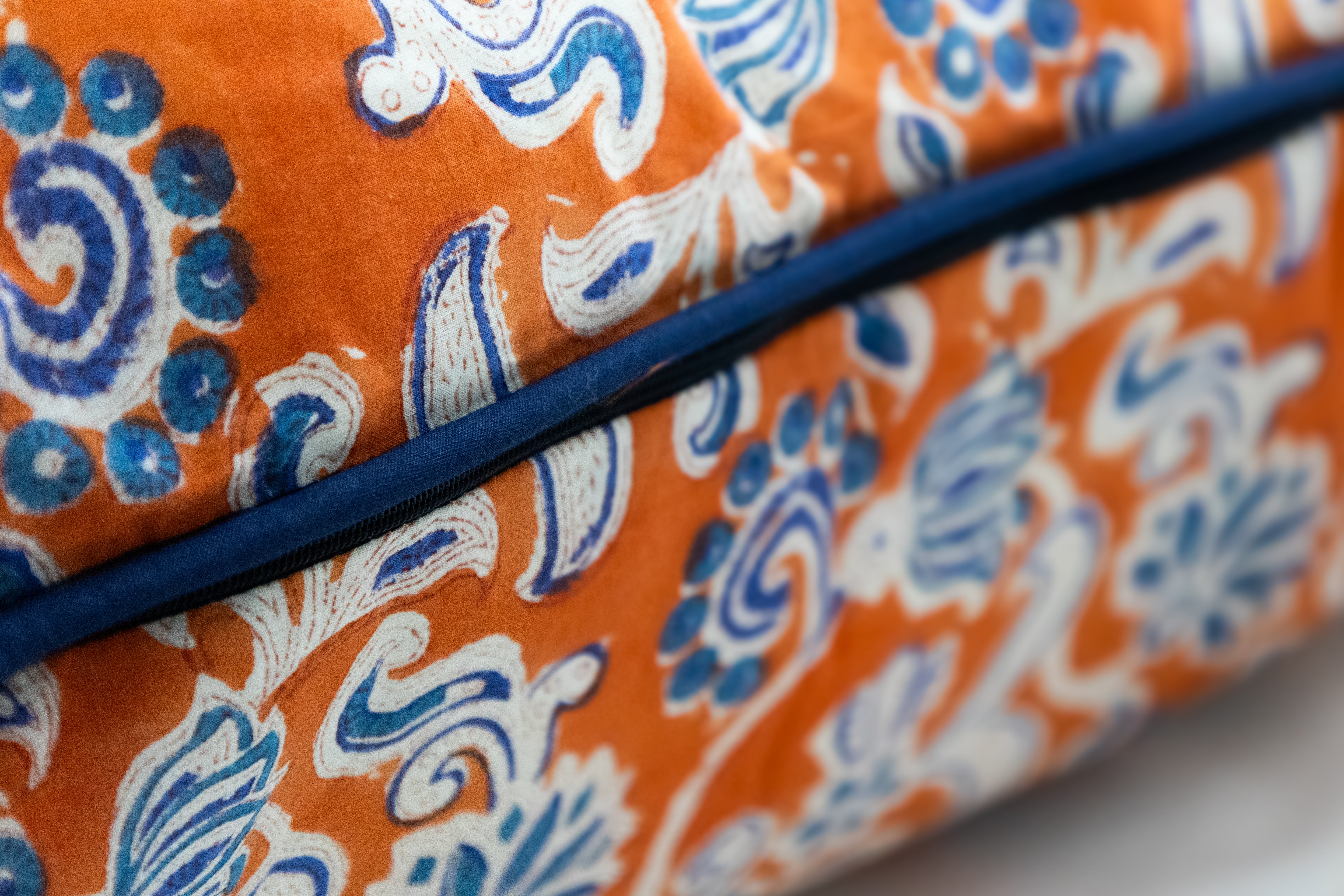 Coussin orange et marine 19