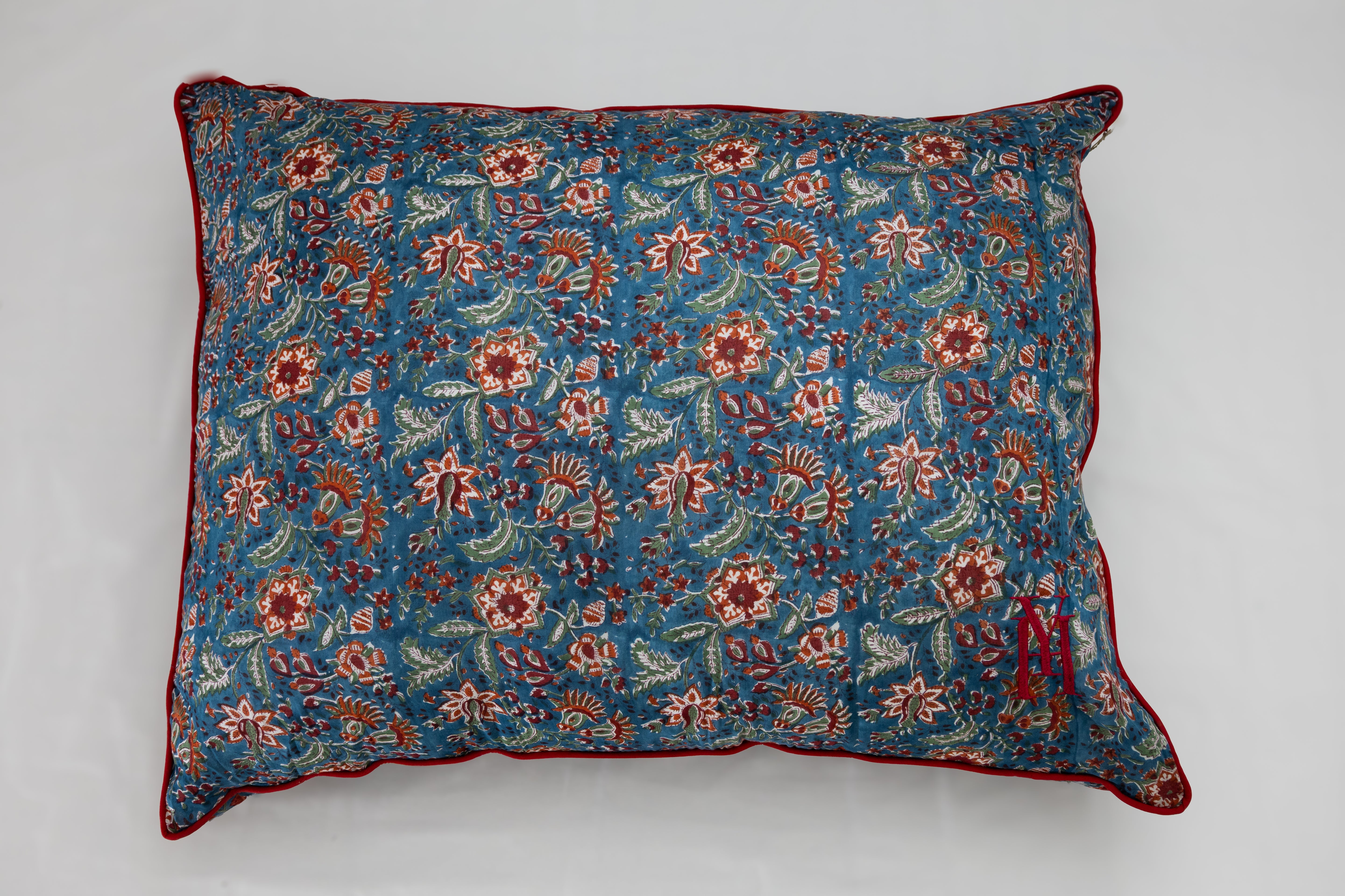 Coussin rouge et bleu 6