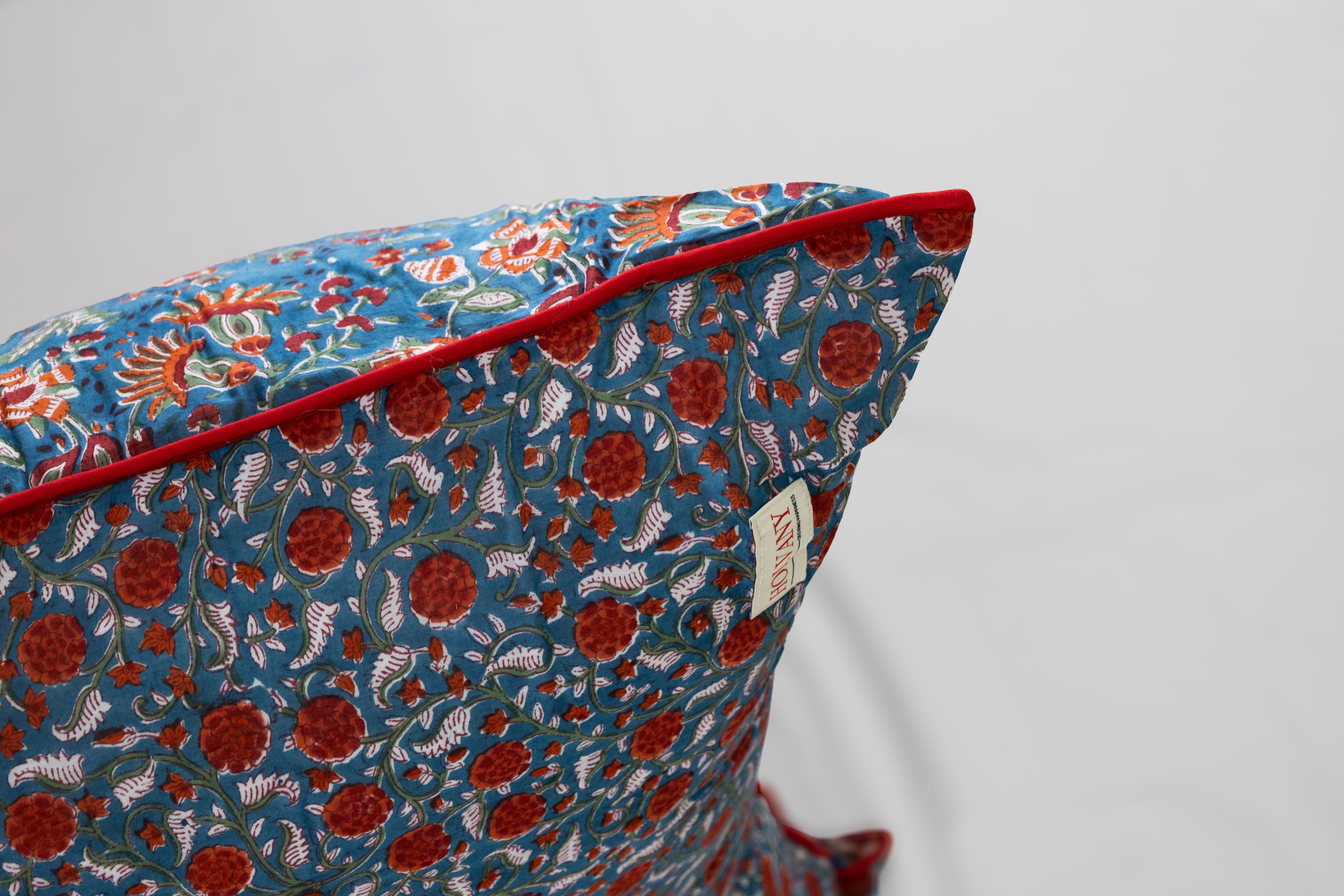 Coussin rouge et bleu 6